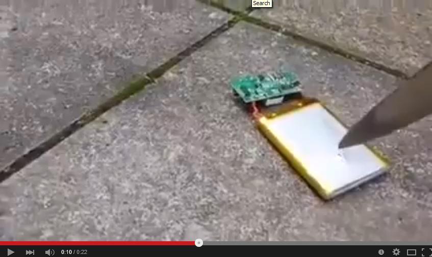 AWAS! Berbahaya, Jangan Sembarangan Menusuk Baterai Handphone Agan...