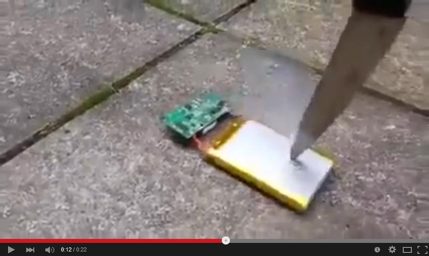 AWAS! Berbahaya, Jangan Sembarangan Menusuk Baterai Handphone Agan...