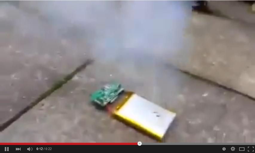 AWAS! Berbahaya, Jangan Sembarangan Menusuk Baterai Handphone Agan...