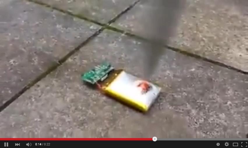 AWAS! Berbahaya, Jangan Sembarangan Menusuk Baterai Handphone Agan...