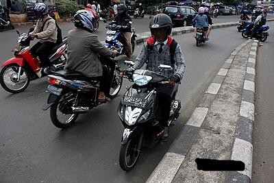 Pengguna Jalan di Jakarta dan di Singapore