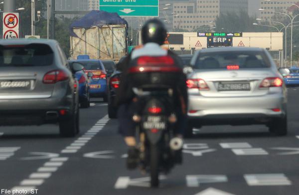 Pengguna Jalan di Jakarta dan di Singapore