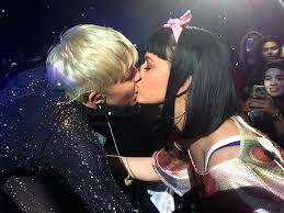 Miley Cyrus ternyata BISEKSUAL