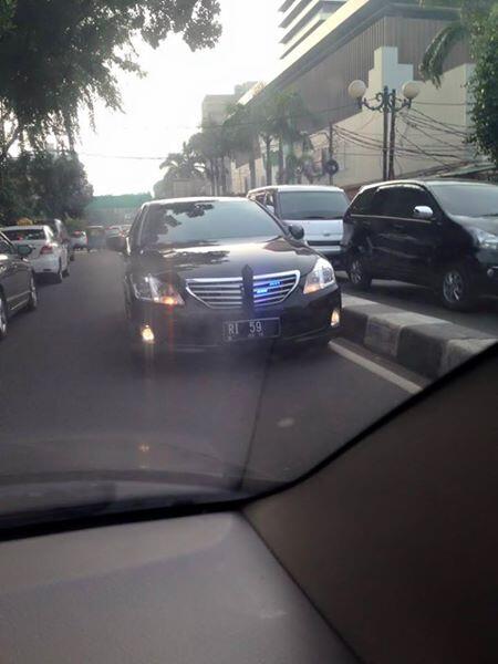 Kelakuan Mobil Pejabat RI di Jalan Raya