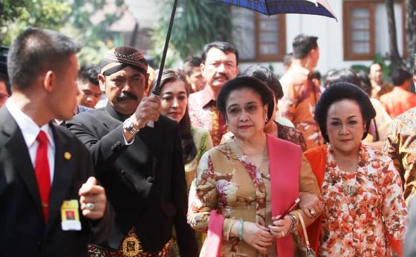 [AFDOL] Megawati Jadi Orang Pertama yang Menyalami Gibran-Selvi