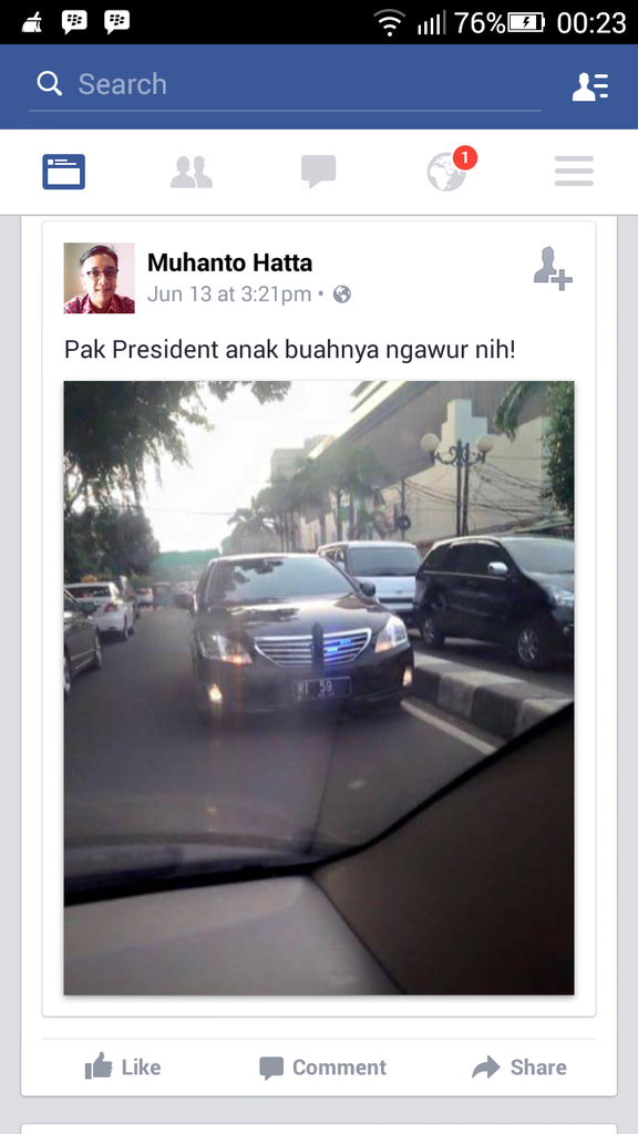 hayo tebak mobil pejabat apa yang melawan arus?