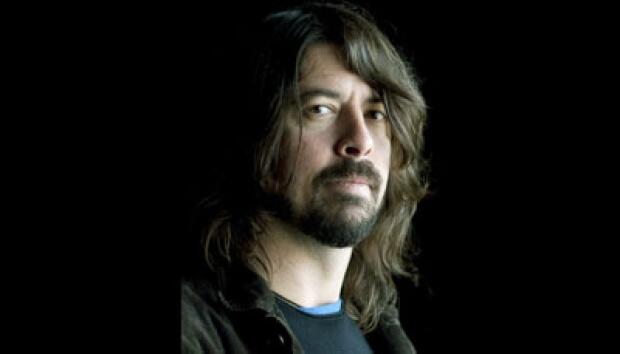Jatuh dari Panggung, Kaki Vokalis Foo Fighter Patah 