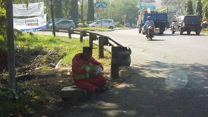 Pak Suaedi, menderita stroke penghibur anak-anak