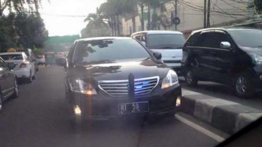 Gempar! Foto Mobil RI 59 Nekat Lawan Arus, Siapa Pemiliknya?