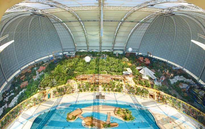 Taman Air Raksasa di Dalam Hangar Pesawat Tua Jerman