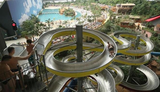 Taman Air Raksasa di Dalam Hangar Pesawat Tua Jerman