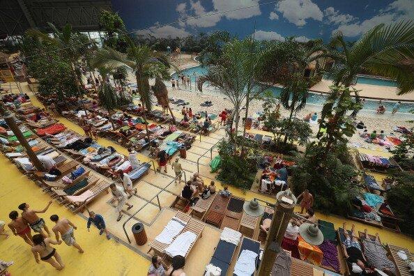 Taman Air Raksasa di Dalam Hangar Pesawat Tua Jerman