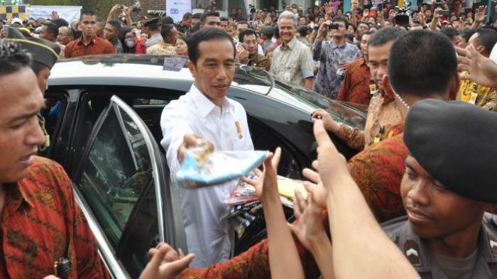 Jokowi Bagi-bagi Kaus 'ello Kitty dari Jendela Mobil