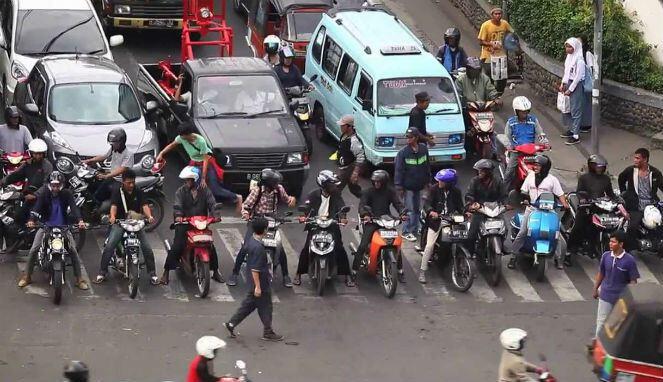 Berbagai Fakta Kebiasaan Buruk Pengendara Motor di Indonesia