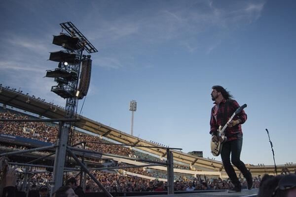 Foo Fighters Tetap Manggung Walau Kakinya Dave Grohl Patah