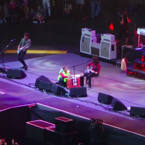 Foo Fighters Tetap Manggung Walau Kakinya Dave Grohl Patah