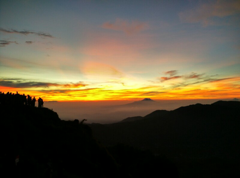 keindahan dieng, gunung prau dan golden sunrise sikunir