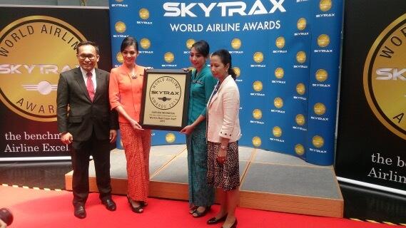 Garuda Indonesia Raih Predikat Awak Kabin Terbaik Dunia 2015