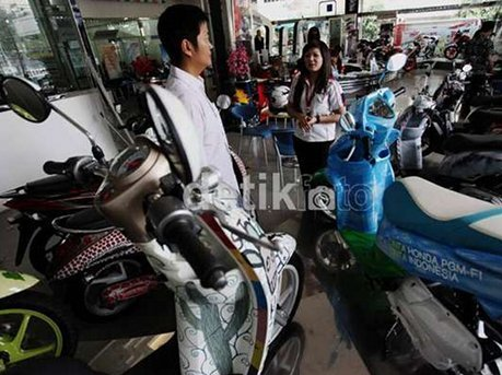 LEBIH PILIH BERAS...Penjualan Mobil &#91;5 bulan beruntun&#93; dan Motor Anjlok