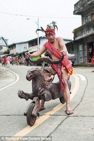 Asli Kren! - Sepeda Kayu Dengan Ukiran Artistik Buatan Suku Igorot, Filipina