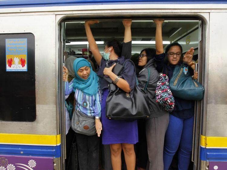 10 Alasan Mengapa Cewek yang Rajin Naik Kereta Komuter Patut Kamu Dambakan