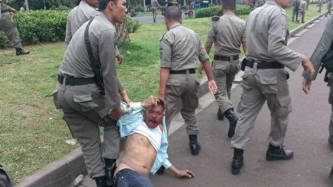 Bawa Golok dan Pecahan Piring, Ratusan PKL Monas Serang Satpol PP