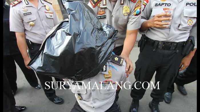 Perwira Polisi Ini Diborgol Bawahannya Usai Apel Bersama, Kepalanya Ditutup Plastik