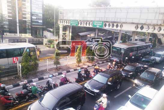 Gila Gan Akibat Macet, Pd Nekat terobos Jalur Busway yang sempit Lawan arah