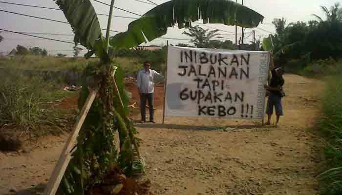 Jalan sudah seperti kubangan kerbau tapi tidak juga diperbaiki