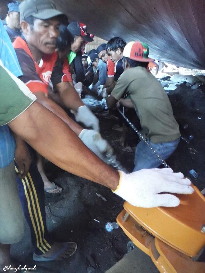 MENAKJUBKANNYA PELUNCURAN KAPAL PHINISI DI SANGIANG, BIMA