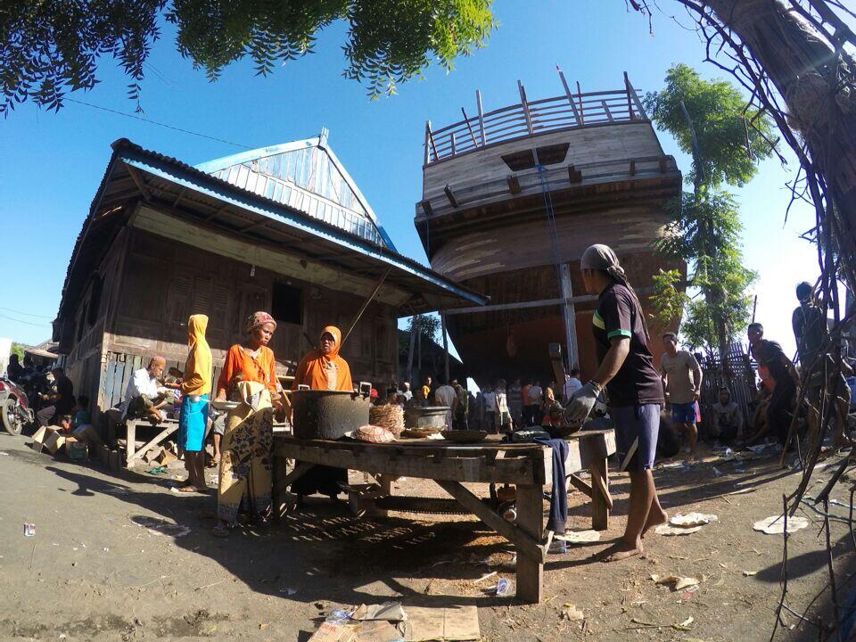 MENAKJUBKANNYA PELUNCURAN KAPAL PHINISI DI SANGIANG, BIMA