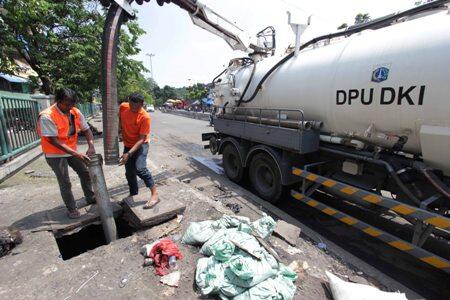 Ahok: PKL Monas Ribut, Semprot Air Comberan!