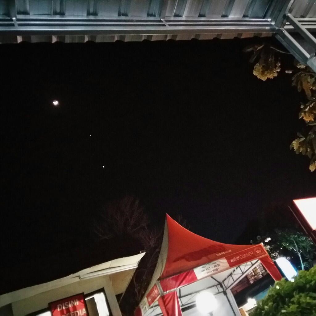 LIAT LANGIT SEKARANG. Penampakan Bulan dengan Yupiter dan Venus