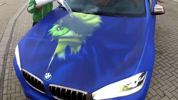 Keren, Mobil BMW Ini Tampilkan Gambar Hulk Jika Disiram Air Panas