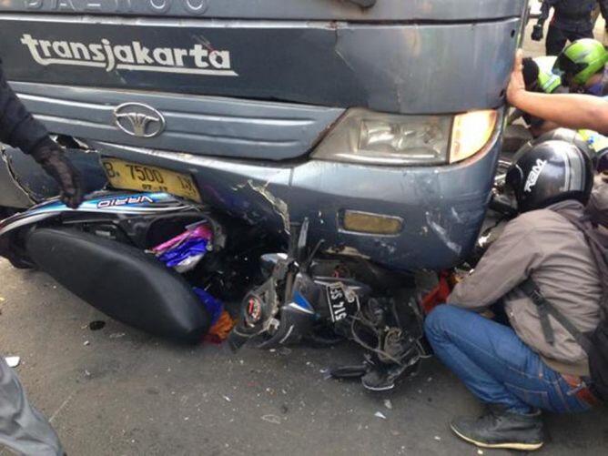 Warga Mengamuk, Bus TransJ yang Tabrak Pemotor Hendak Digulingkan