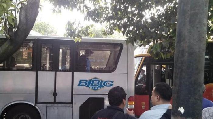 Warga Mengamuk, Bus TransJ yang Tabrak Pemotor Hendak Digulingkan