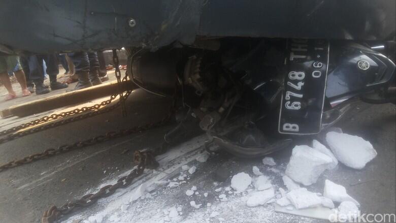 Warga Mengamuk, Bus TransJ yang Tabrak Pemotor Hendak Digulingkan