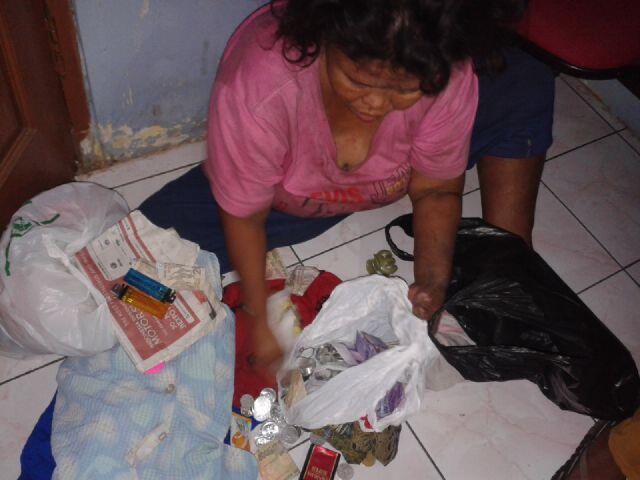MODUS SEORANG PENGEMIS DENGAN MENGGUNAKAN SENJATA TAJAM UNTUK MEMAKSA ORBANNYA