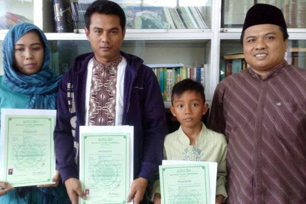 Sekeluarga ini bersyahadat memeluk Islam dan Tangis Haru Bahagia menggema