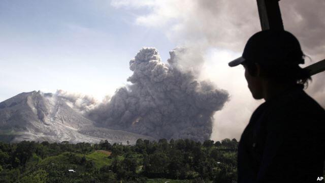 &#91; SIAGA SINABUNG &#93; DEBU VULKANIK SINABUNG SELIMUTI KOTA MEDAN