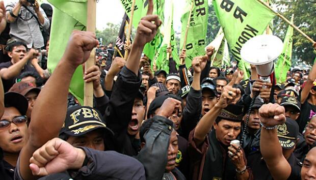 Polisi Sita Puluhan Senjata Tajam di Markas FBR