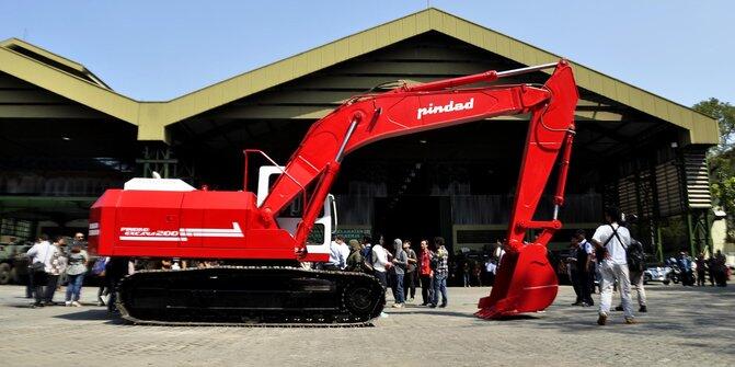 Pindad akan kembangkan Excavator buatan dalam negeri.
