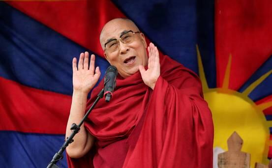 Dalai Lama Menyampaikan Salam Damai Untuk Dunia di Festival Glastonbury