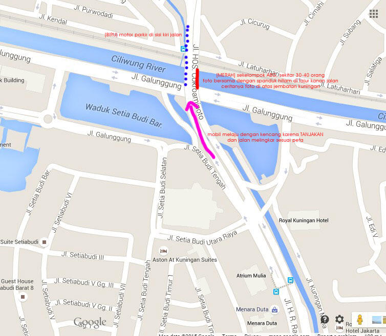 [BAHAYA TAU] Rombongan anak muda foto bersama di tengah jalan