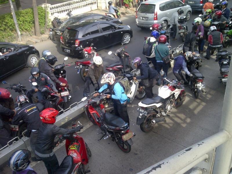 &#91;Semua bikers adalah saudara&#93;Pengendara Motor Rusak Corolla Altis di Lenteng Agung