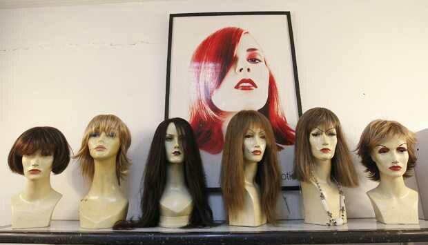 Karyawati Salon Ini Memotong Rambut Pelanggan Tanpa Busana
