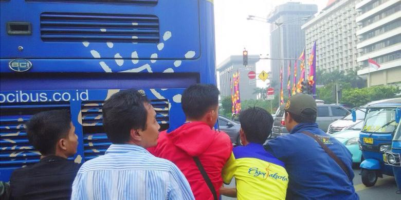 &#91;Akhirnya Tumbang&#93;Penumpang Gotong Royong Dorong Bus City Tour Jakarta yang Mogok