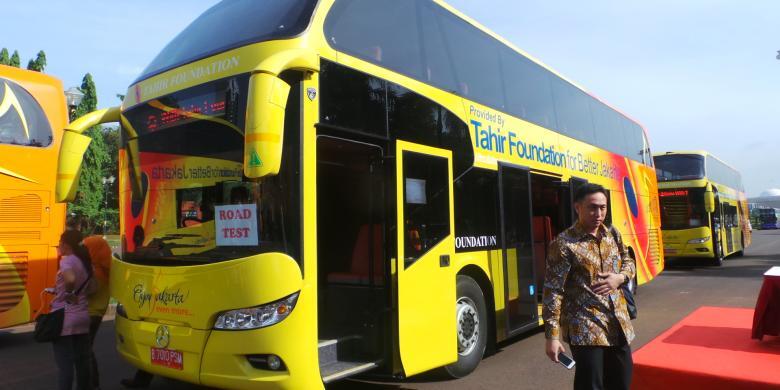 &#91;Akhirnya Tumbang&#93;Penumpang Gotong Royong Dorong Bus City Tour Jakarta yang Mogok