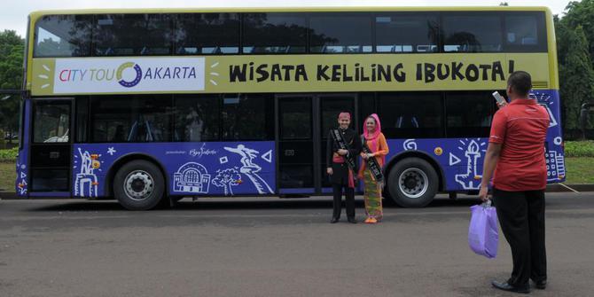 &#91;Akhirnya Tumbang&#93;Penumpang Gotong Royong Dorong Bus City Tour Jakarta yang Mogok