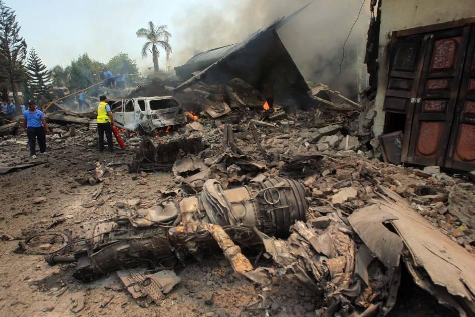Foto Lengkap Jatuhnya Pesawat Hercules TNI AU